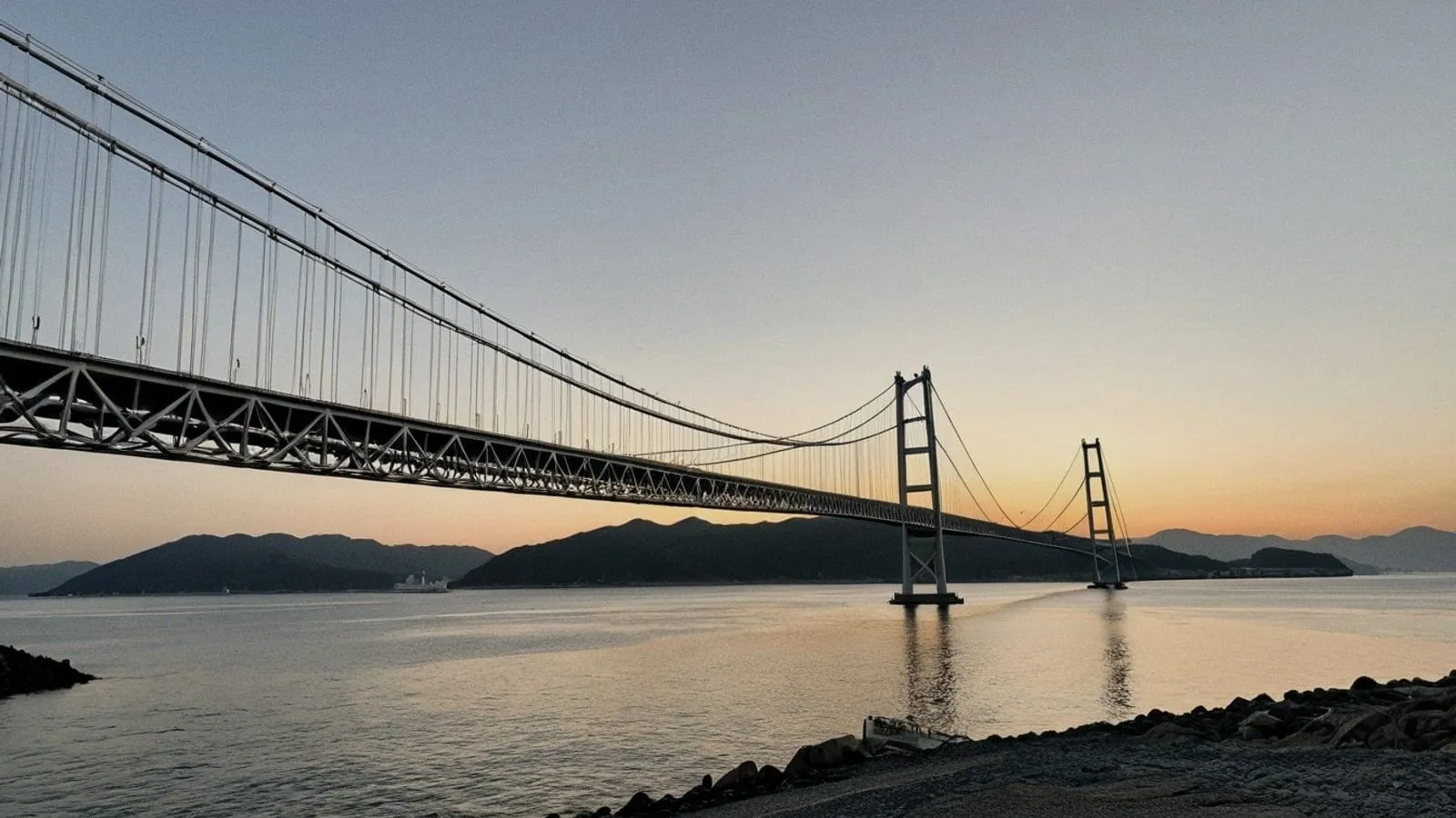 淡路島海岸眺望明石海峽大橋