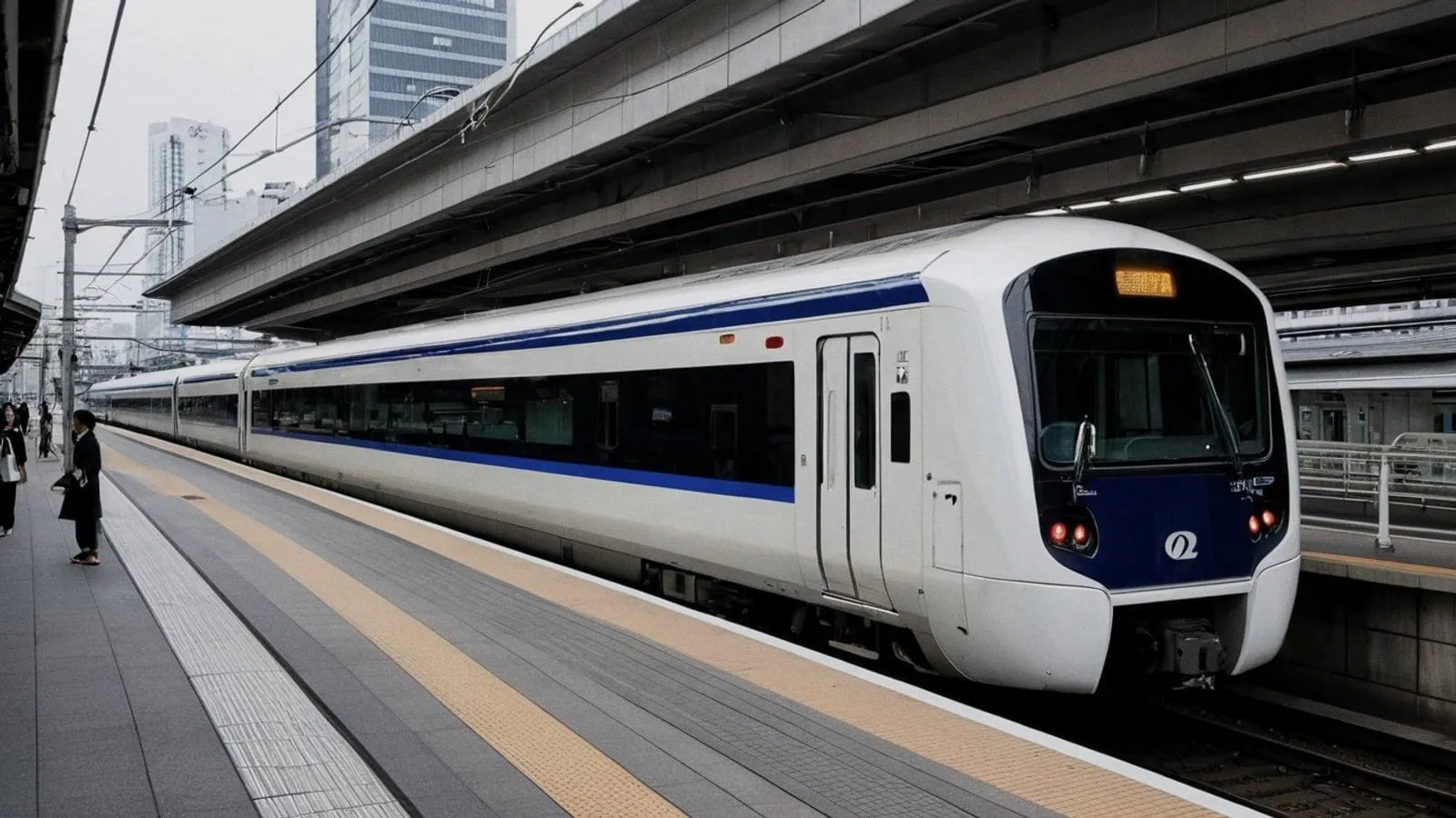 小田急浪漫特快列車停靠新宿車站月台