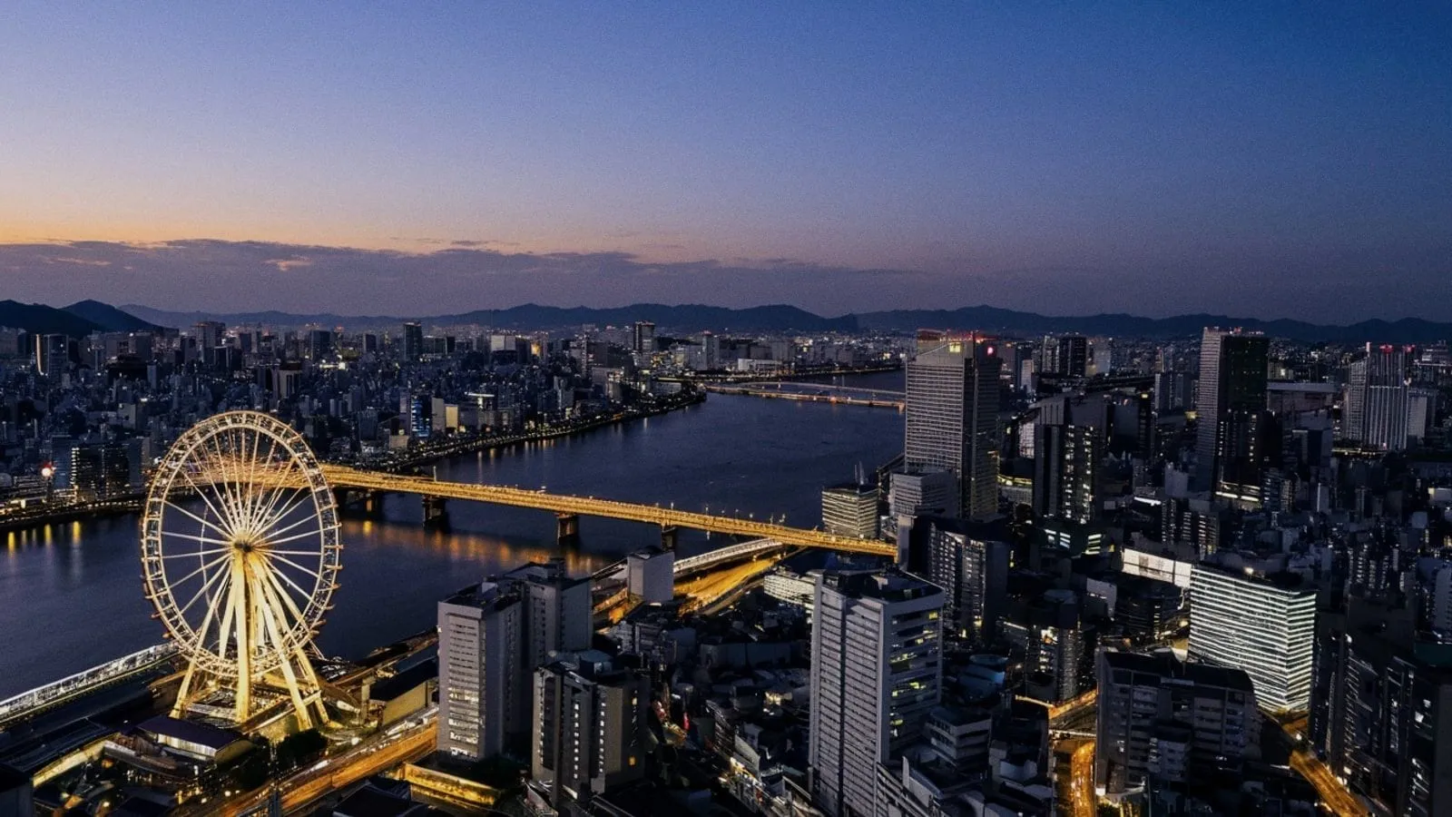 大阪夜景，梅田空中庭園大樓燈火通明