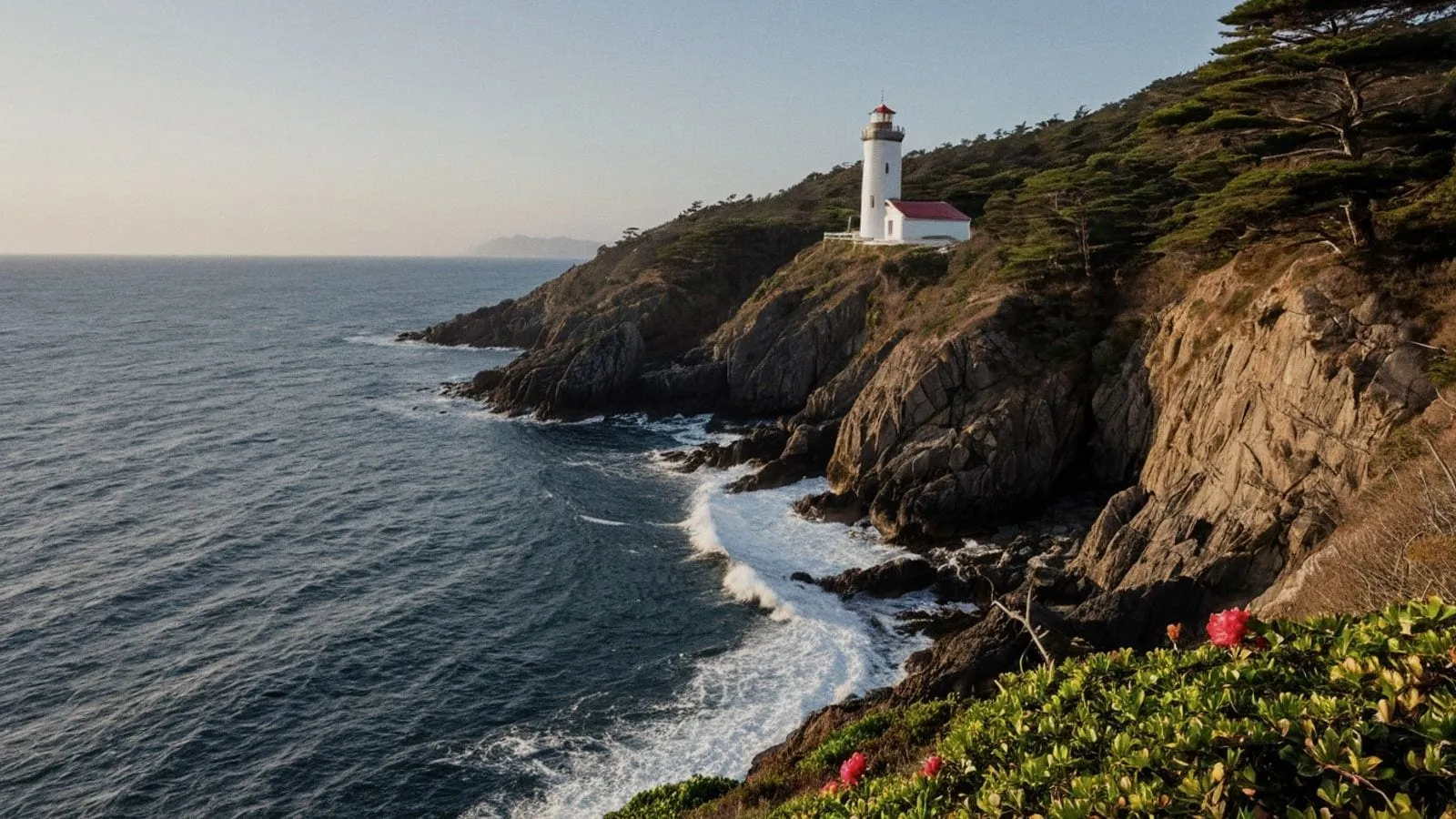 千葉房總半島岩岸，白浪拍擊懸崖與燈塔