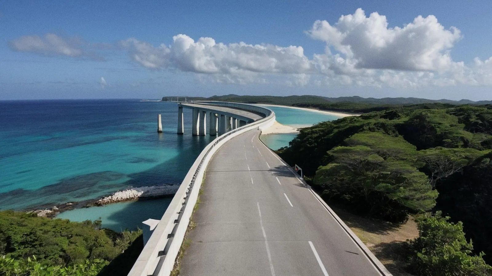 跨越碧綠海面的長橋與蔥綠海岸，沖繩北部海景